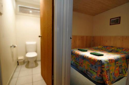 马拉库塔马拉库塔公寓的一间带床和卫生间的浴室