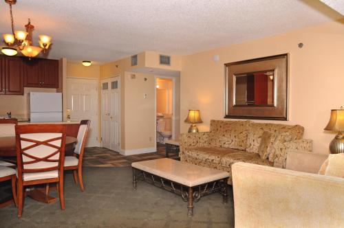 拉斯维加斯拉斯维加斯中心大道赛马度假酒店的客厅配有沙发和桌子