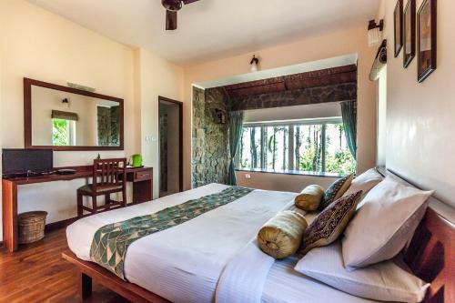 蒙纳Sitaram Mountain Retreat的一间卧室配有一张大床和一张书桌