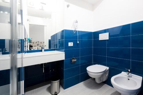 索伦托Holiday Sorrento Center的蓝色瓷砖浴室设有卫生间和水槽