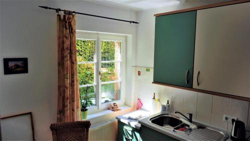 艾森纳赫Villa Terracotta的厨房设有水槽和窗户。