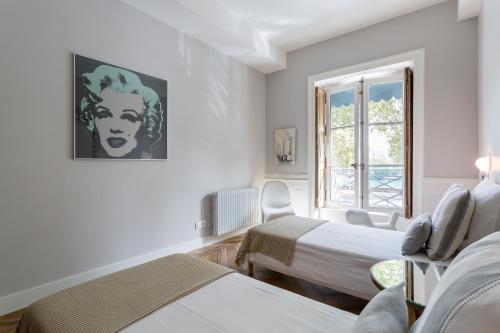 里昂Quai-Royale的酒店客房设有两张床和窗户。