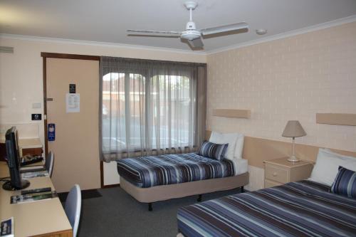 沃纳姆堡拉格伦汽车旅馆的酒店客房配有两张床和一张书桌