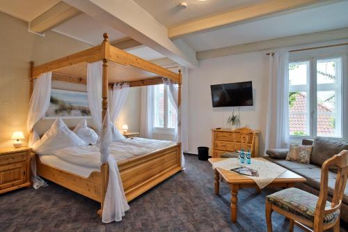 霍克西尔Hotel Packhaus的一间带天蓬床的卧室和一间客厅