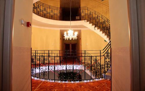 赫维兹Villa Lira的楼内带吊灯的螺旋楼梯