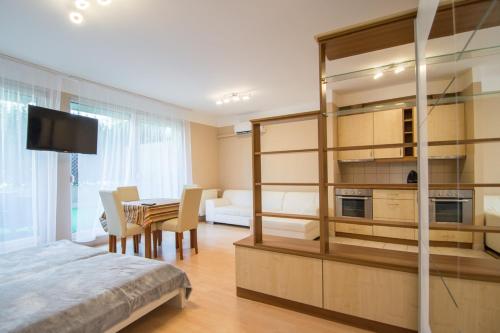 布达佩斯海兹中心公寓的一间卧室设有一张床和一间用餐室