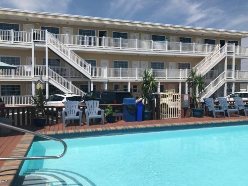 布兰特海滩海马汽车旅馆的大楼前设有游泳池的酒店