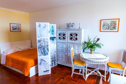 卡尼索Vista Oceano II的卧室配有一张床和一张桌子及椅子