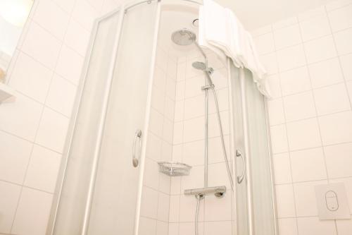 Bärnau祖尔博斯特旅馆酒店的带淋浴和浴帘的浴室