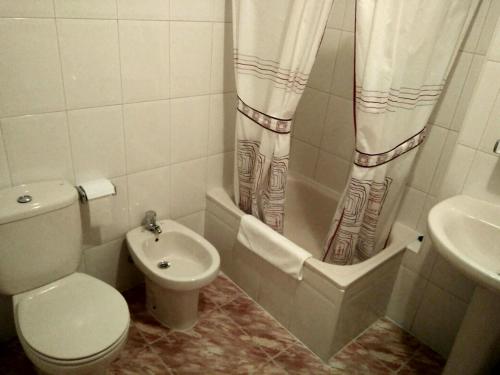 奥瓦尔科德瓦尔德奥拉斯Hostal Mayo的白色的浴室设有卫生间和水槽。