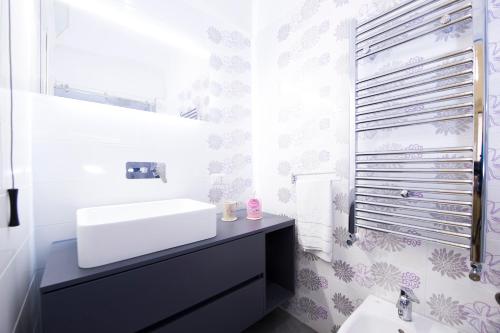 阿特拉尼Casa "Aurora" Atrani - Amalfi coast - beach的白色的浴室设有水槽和镜子
