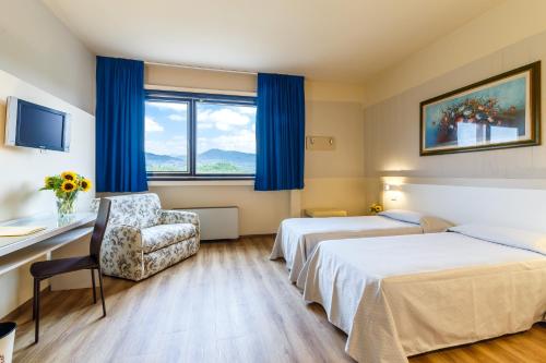 卡潘诺里乡村俱乐部酒店的酒店客房,配有两张床和椅子