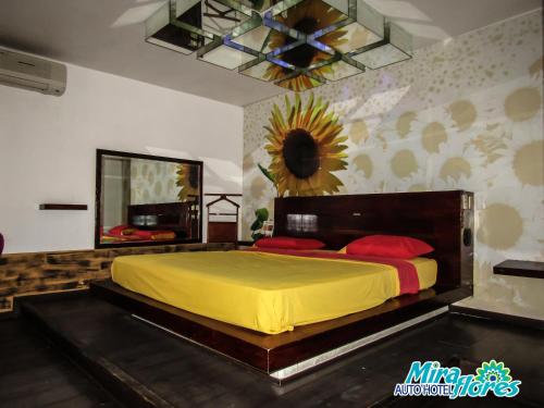 博卡德尔里奥Autohotel Miraflores的一间卧室配有一张大床和镜子