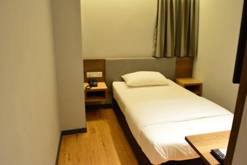 梳邦再也阁酒店的小房间设有两张床和两张桌子