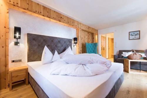 索尔达伊甸园酒店的卧室配有带白色枕头的大床