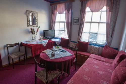 切佩洛沃阿尔孔蒂科1787号旅馆的客厅配有两张桌子和一张沙发