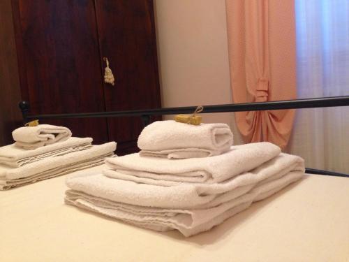拉波拉诺泰尔梅卡佩罗Il住宿加早餐旅馆的浴室的台面上摆放着一堆毛巾