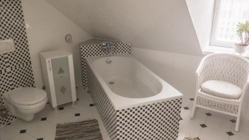 汉诺威Private Apartment & Hannover City Altstadt的白色的浴室设有浴缸和卫生间。