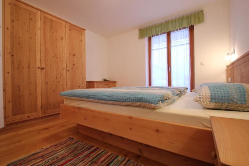 欧缇莫Mitterhof的一间卧室设有两张床和窗户。