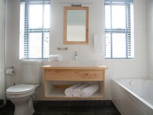 斯泰伦博斯7 Ackermann Place Guest House的浴室配有盥洗盆、卫生间和浴缸。