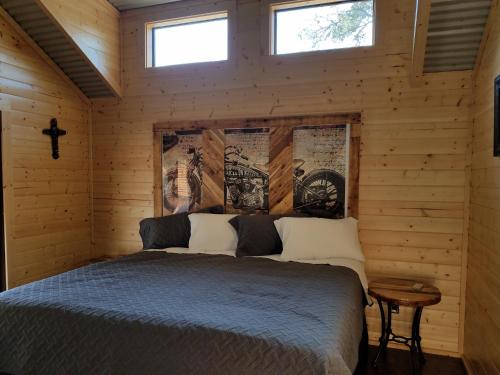 Pipe CreekAl's Hideaway Cabin and RV Space, LLC的小木屋内一间卧室,配有一张床