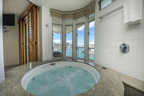 耐莉湾水畔联排别墅2号度假屋的浴室设有大浴缸,享有水景