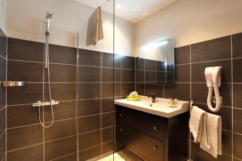 波城容瑟弗酒店的一间带水槽和淋浴的浴室