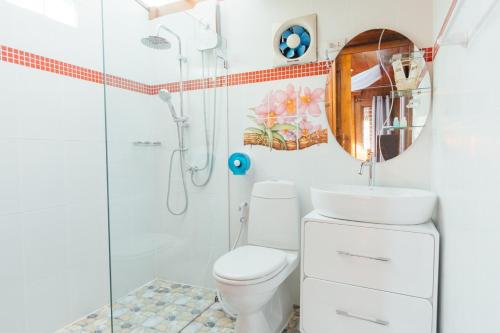 华欣泰国度假酒店的带淋浴、卫生间和盥洗盆的浴室