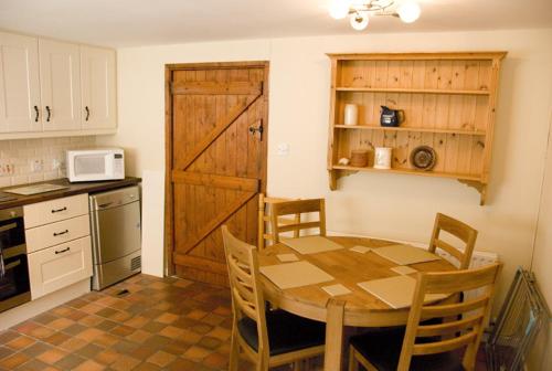 Slieve Donard Cottage Widows Row cottages的厨房或小厨房