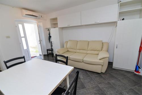 大洛希尼Mariana A3的客厅配有沙发和桌子