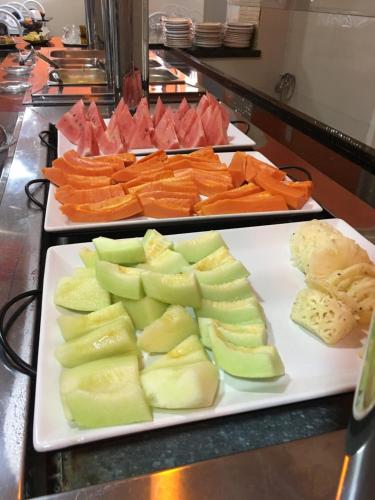 热基耶Hotel Real Jequie的柜台上两个水果和蔬菜托盘