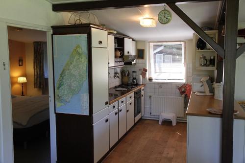 WestermientDe Boem的带冰箱地图的小厨房