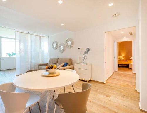 滨海波利尼亚诺Dimora Silcla1的白色的客厅配有桌椅
