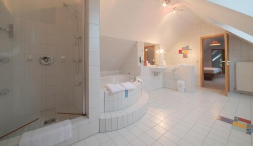 内卡河畔弗赖贝格艾玛瓦森酒店的带淋浴、浴缸和盥洗盆的浴室