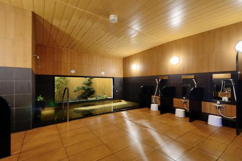 桥本桥本路特酒店的客房 - 带游泳池的浴室