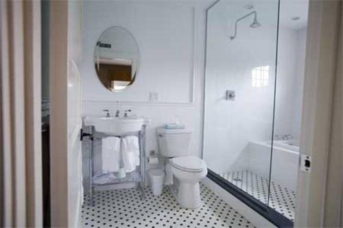 Rindge伍德邦德酒店的白色的浴室设有卫生间和水槽。