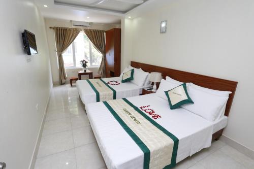 吉婆岛catba sunrise hotel的酒店客房设有两张床和电视。
