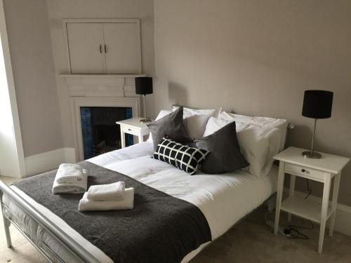 格拉斯哥Apartment 2 Bed West End的一间卧室配有一张床,上面有两条毛巾