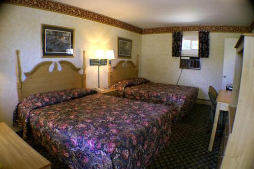 弗农阿巴拉契亚汽车旅馆 的一间酒店客房,房间内设有两张床