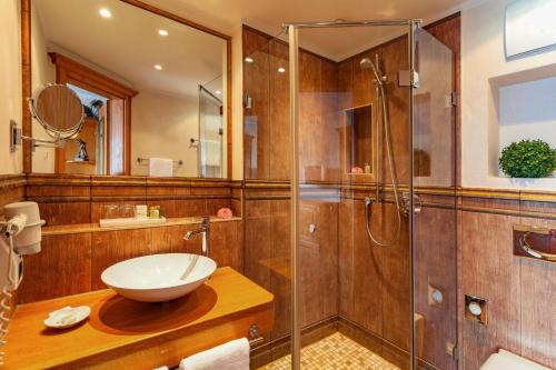泰根塞Hotel Leeberghof的一间带水槽和淋浴的浴室