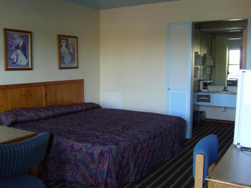 Shelby瑞莱克斯酒店 - 谢尔比的酒店客房带一张床和一个厨房