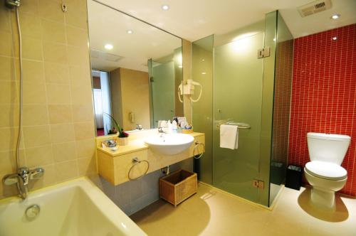 广州广州戴斯酒店的一间带水槽、卫生间和淋浴的浴室