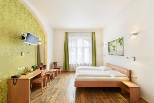 维也纳摩卡酒店的配有一张床和一张书桌的酒店客房