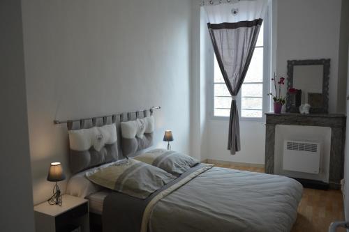 莱斯帕尔梅多克Arc en ciel的一间卧室设有一张床和一个窗口