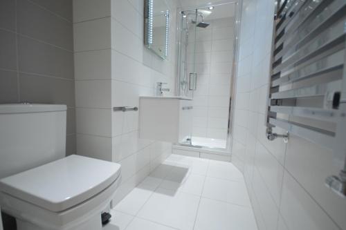 伦敦St Anne's Court by Indigo Flats的白色的浴室设有卫生间和水槽。
