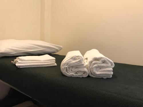 塞斯特雷Royal的床上配有毛巾和毛巾