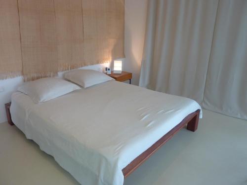 耶尔Grand Loft EM33的卧室设有一张白色大床和一扇窗户。