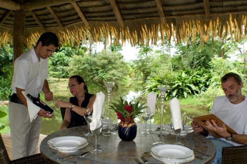 萨拉皮基拉伊斯拉庄园酒店的一群人坐在桌子旁