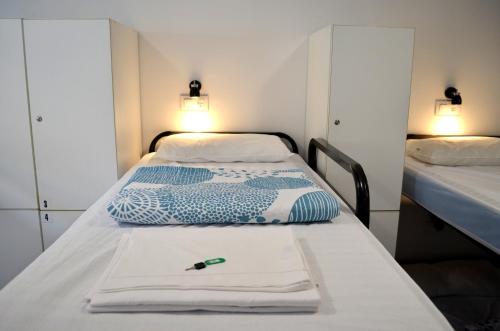 桑坦德阿勒格洛旅馆的一张带笔的房间的床铺