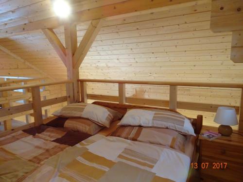 韦尼格罗德Ferienhaus Blick Hasserode的小木屋内一间卧室,配有两张床